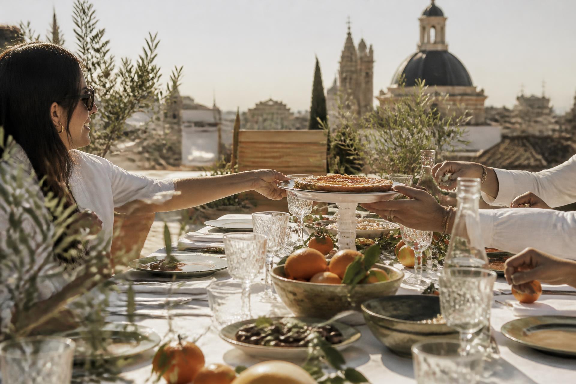 Brunch pe rooftop cu vedere spre acoperișurile Valenciei
