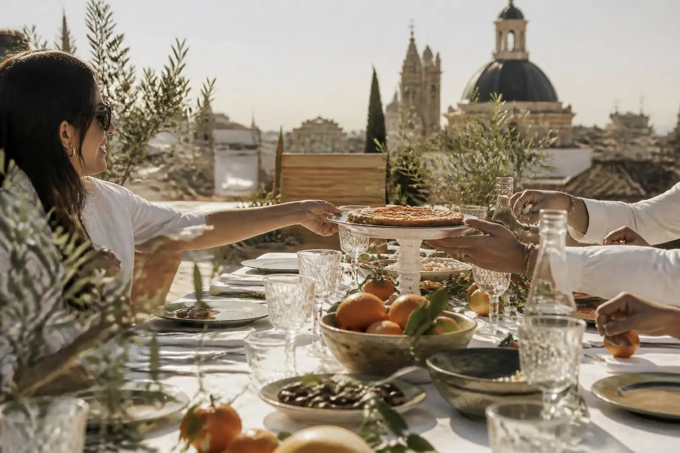Brunch pe un rooftop din Valencia, cu vedere spre oraș